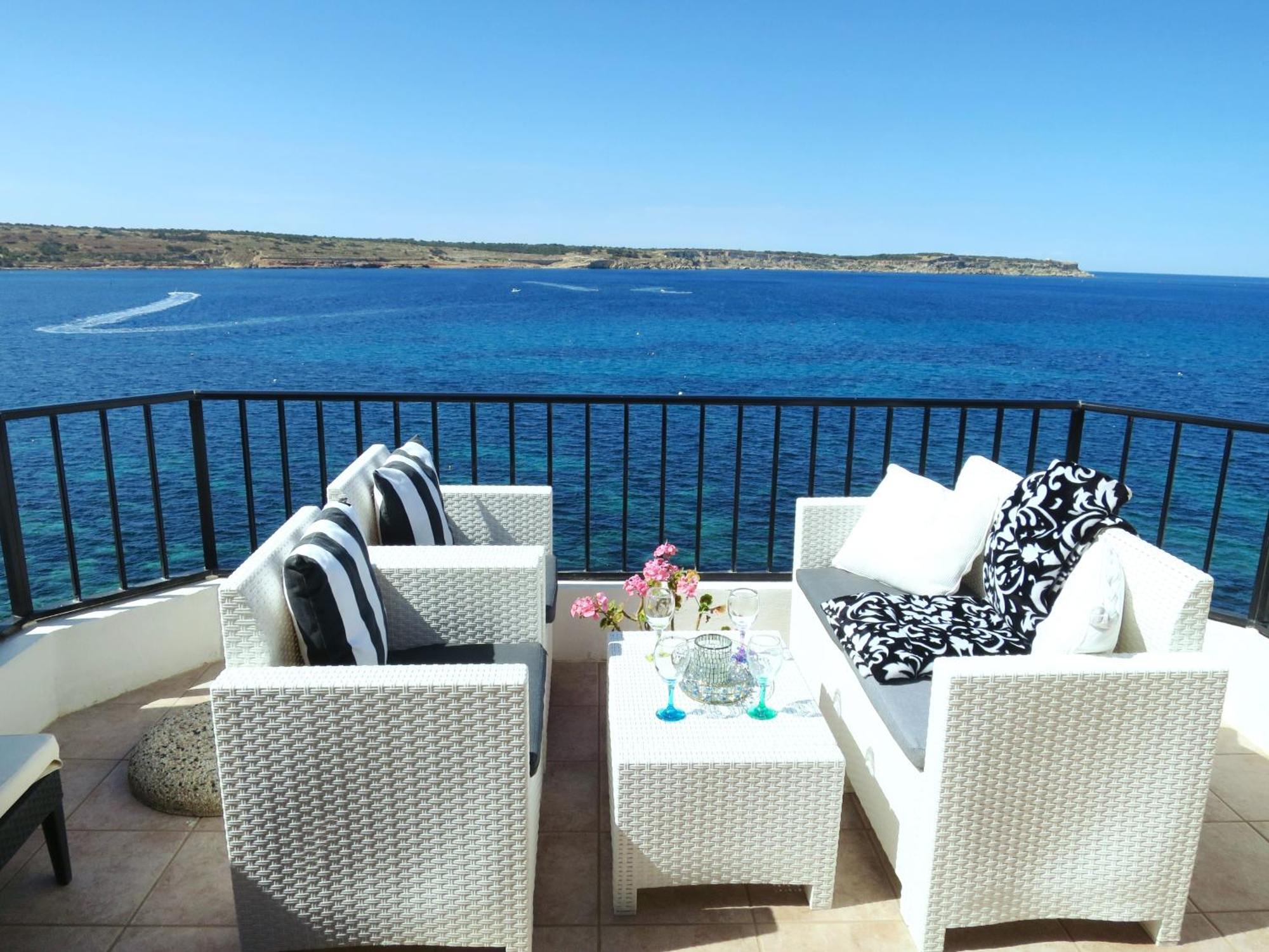Seafront Apartment Terrace, Lounger & Panoramic Ocean Views เมลลิฮา ภายนอก รูปภาพ