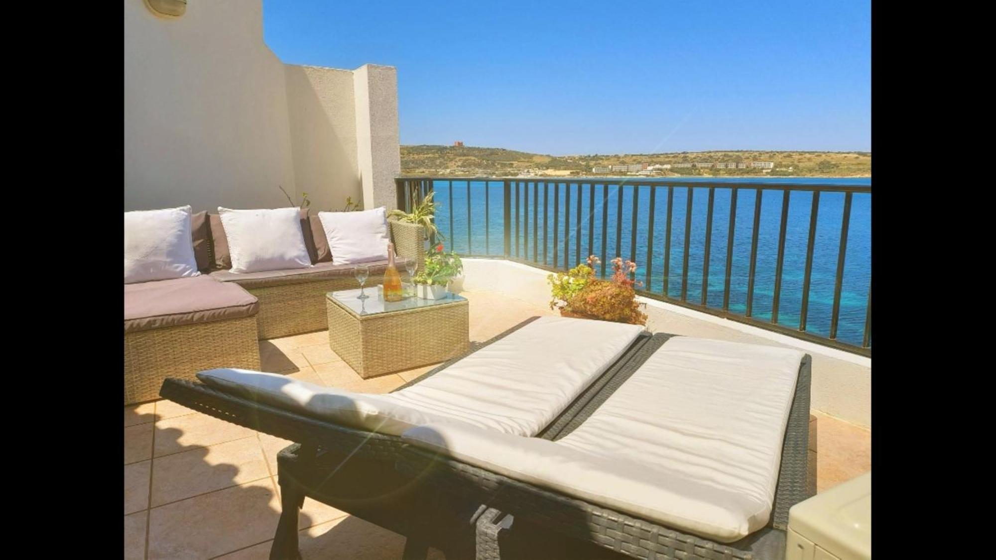 Seafront Apartment Terrace, Lounger & Panoramic Ocean Views เมลลิฮา ห้อง รูปภาพ