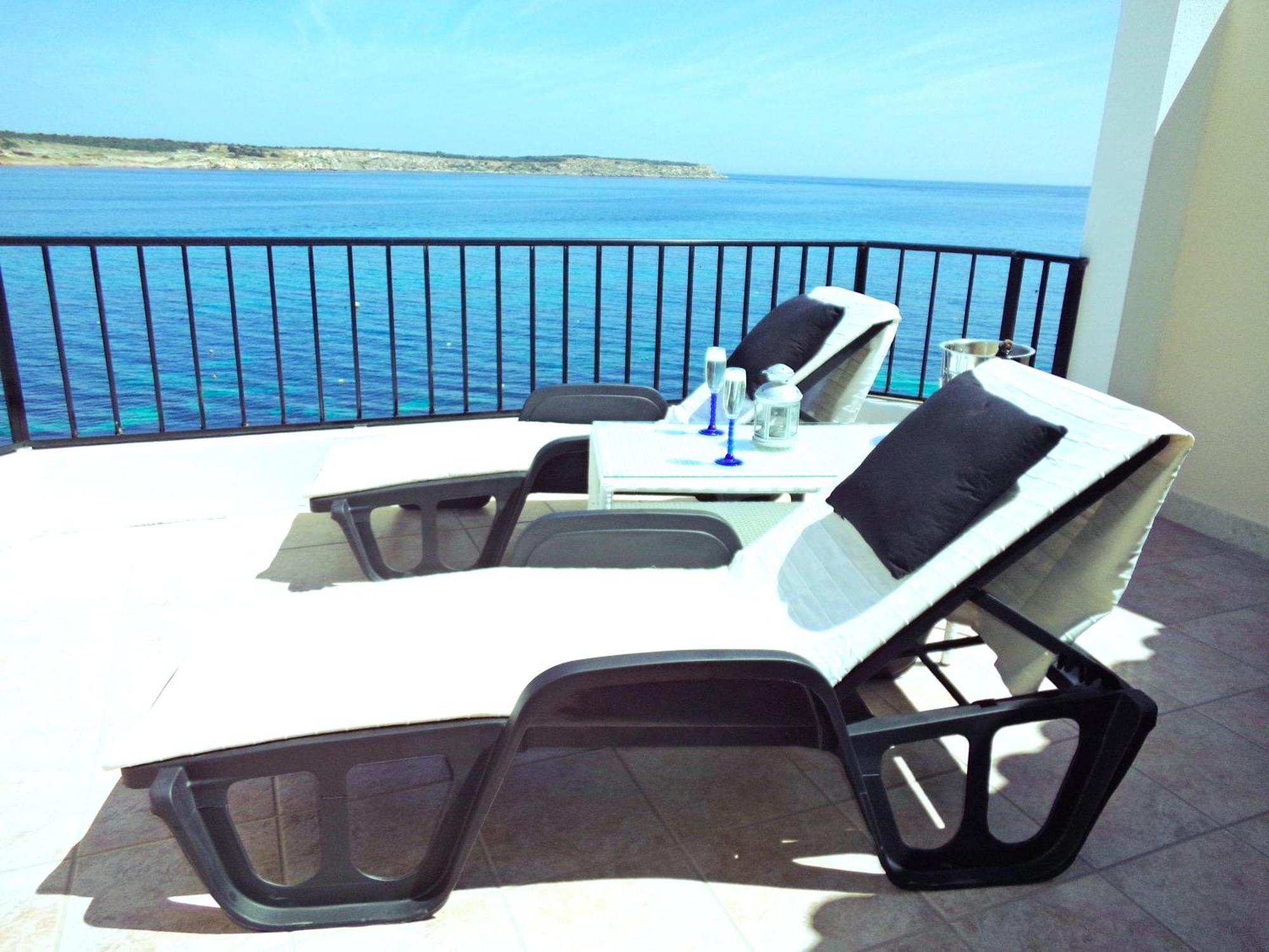 Seafront Apartment Terrace, Lounger & Panoramic Ocean Views เมลลิฮา ภายนอก รูปภาพ