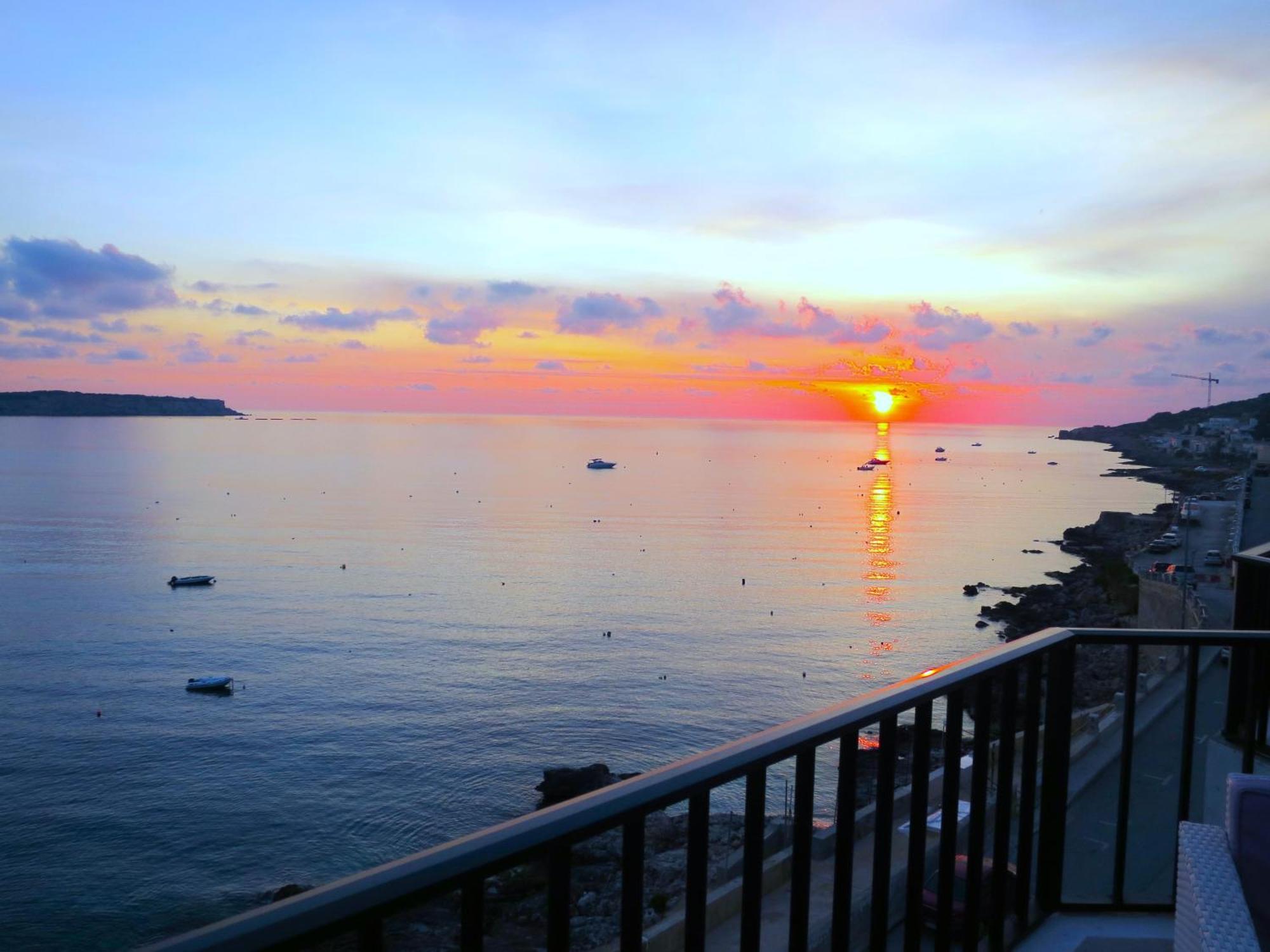 Seafront Apartment Terrace, Lounger & Panoramic Ocean Views เมลลิฮา ภายนอก รูปภาพ