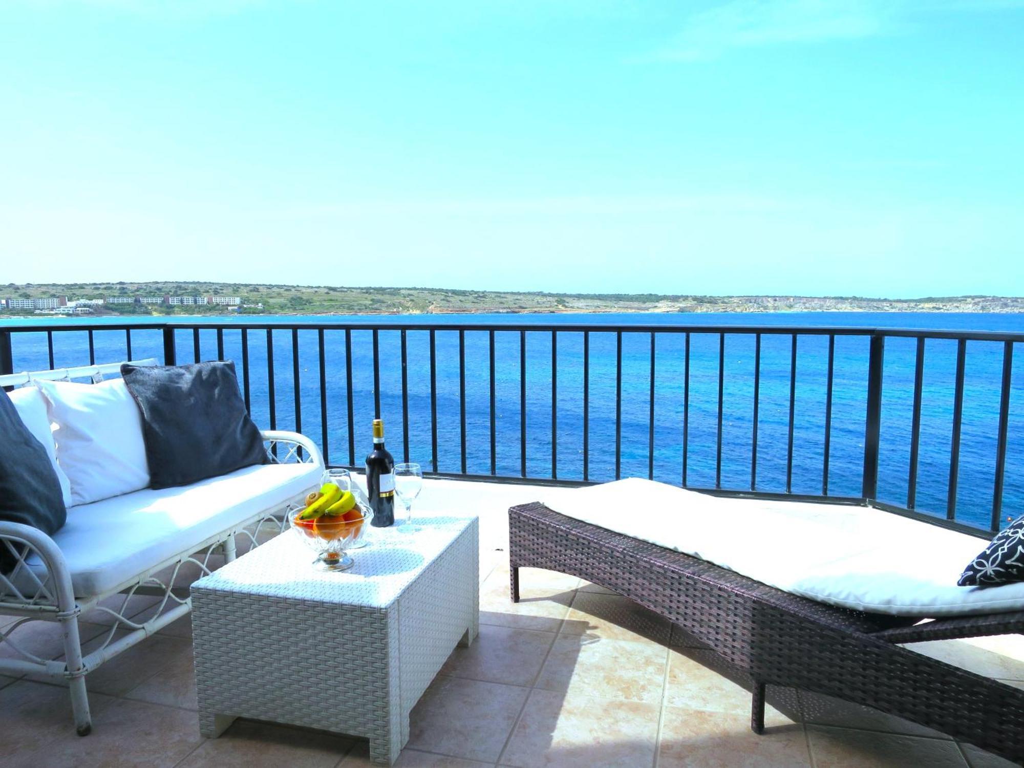 Seafront Apartment Terrace, Lounger & Panoramic Ocean Views เมลลิฮา ภายนอก รูปภาพ