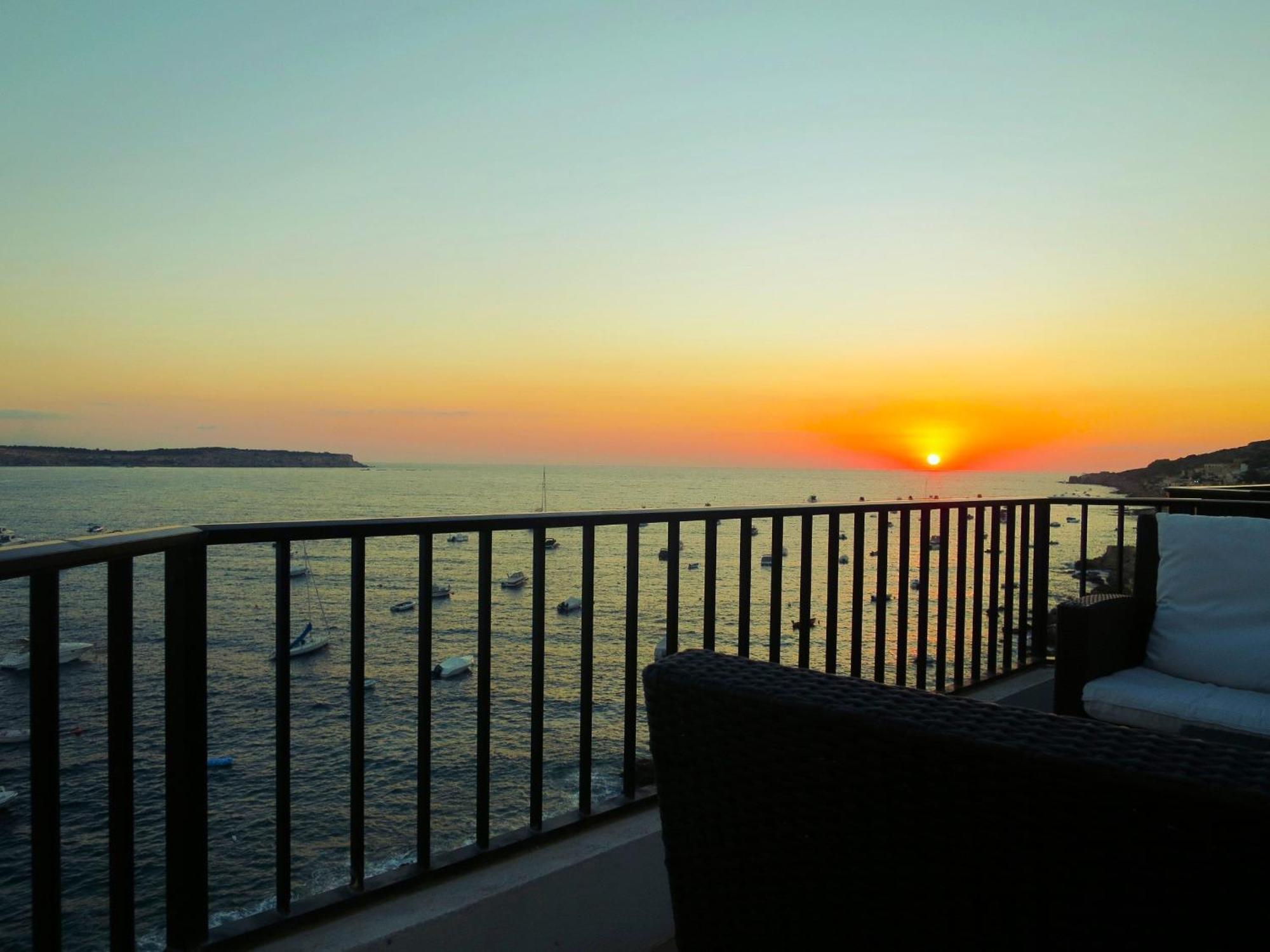 Seafront Apartment Terrace, Lounger & Panoramic Ocean Views เมลลิฮา ห้อง รูปภาพ