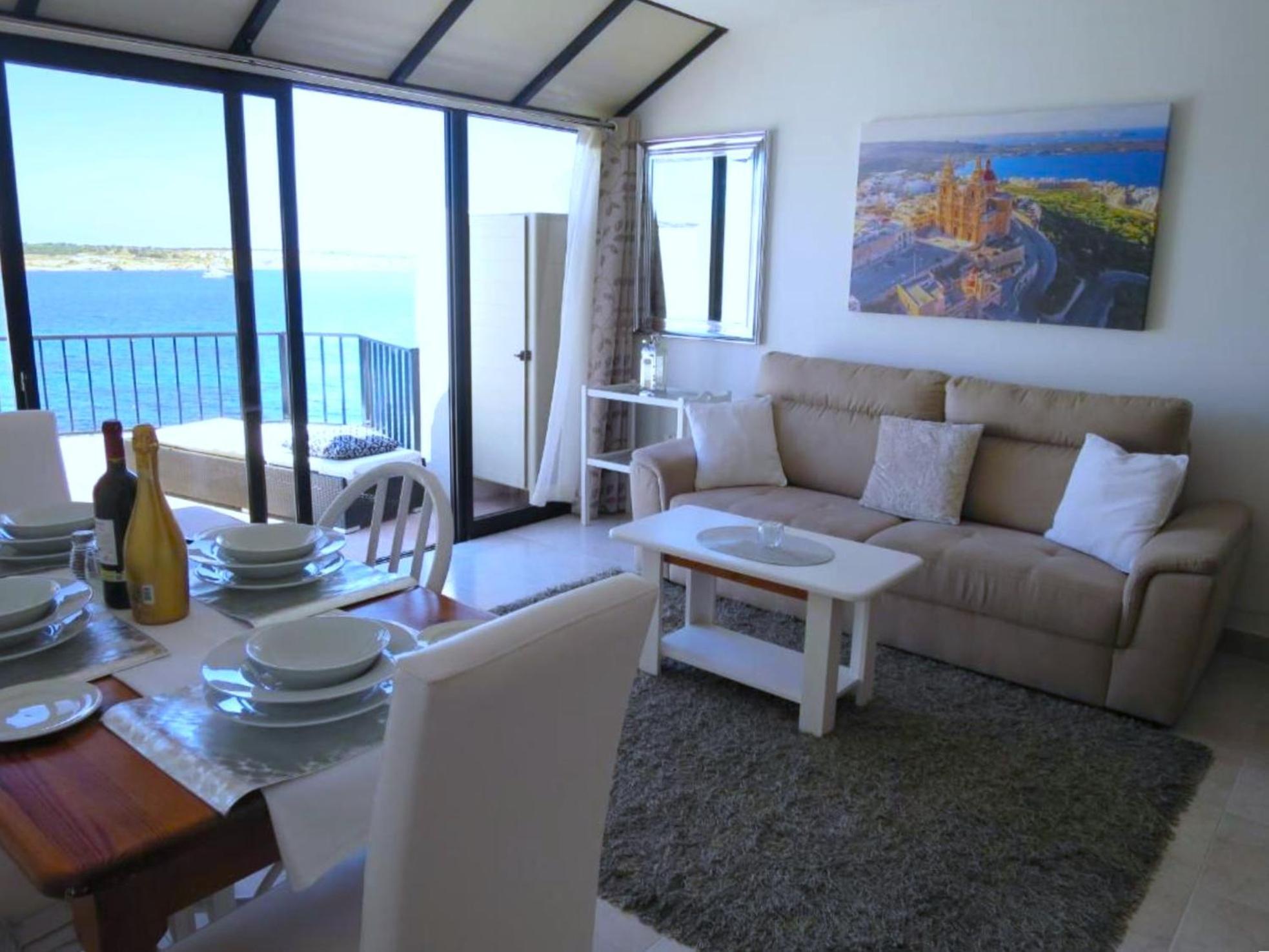 Seafront Apartment Terrace, Lounger & Panoramic Ocean Views เมลลิฮา ห้อง รูปภาพ