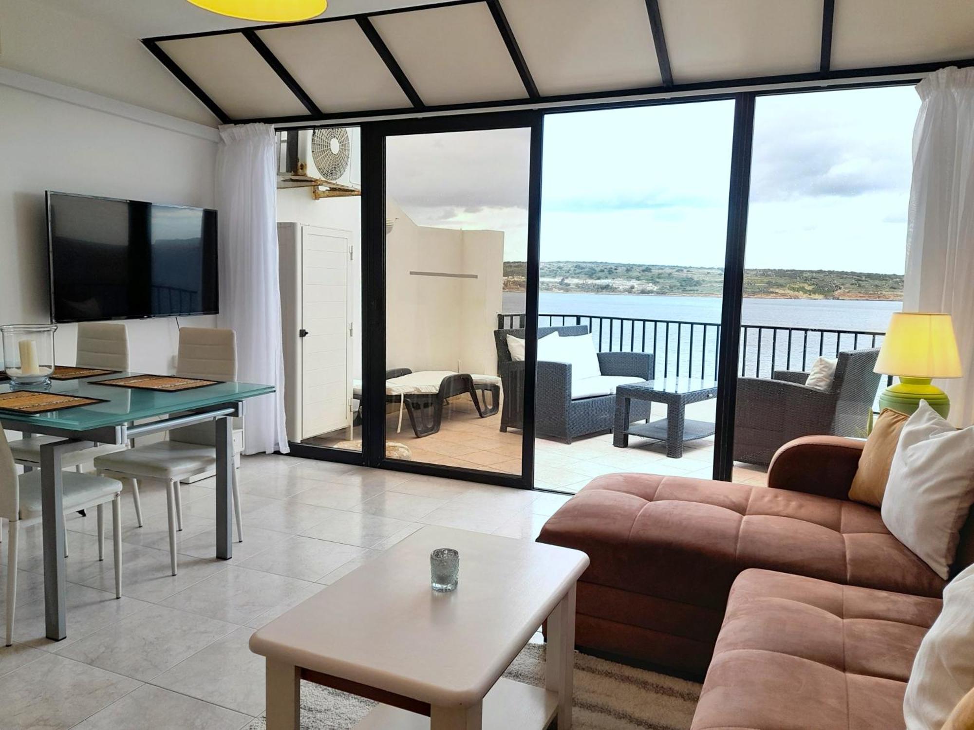 Seafront Apartment Terrace, Lounger & Panoramic Ocean Views เมลลิฮา ห้อง รูปภาพ