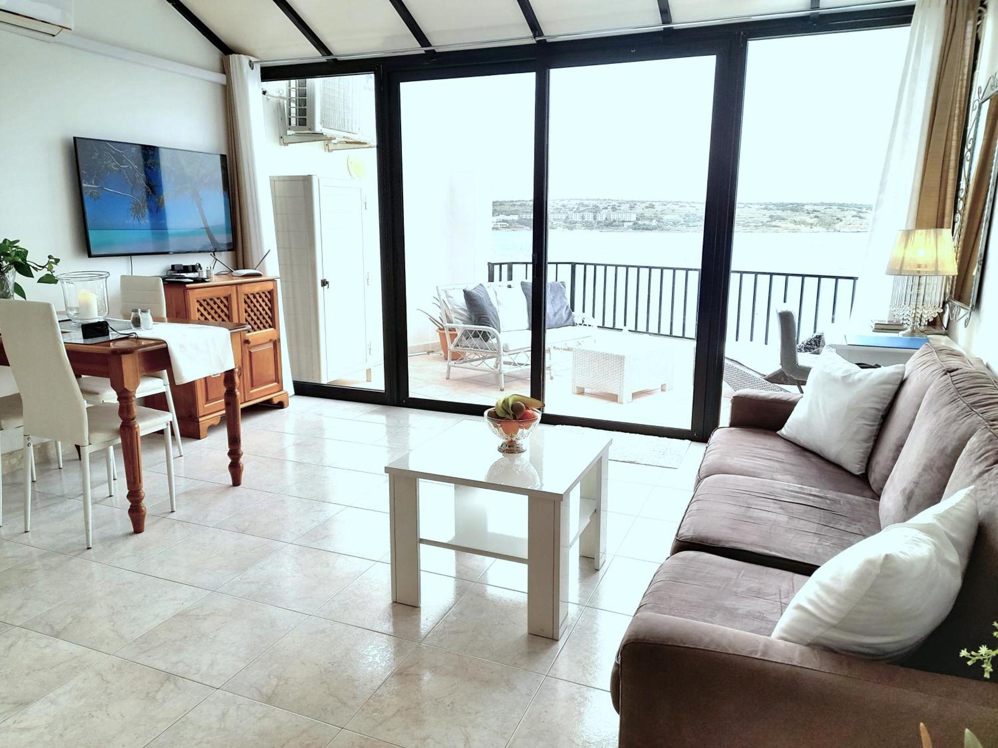 Seafront Apartment Terrace, Lounger & Panoramic Ocean Views เมลลิฮา ห้อง รูปภาพ