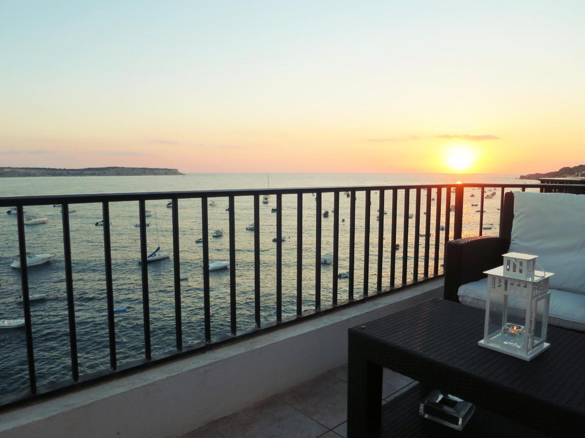 Seafront Apartment Terrace, Lounger & Panoramic Ocean Views เมลลิฮา ภายนอก รูปภาพ