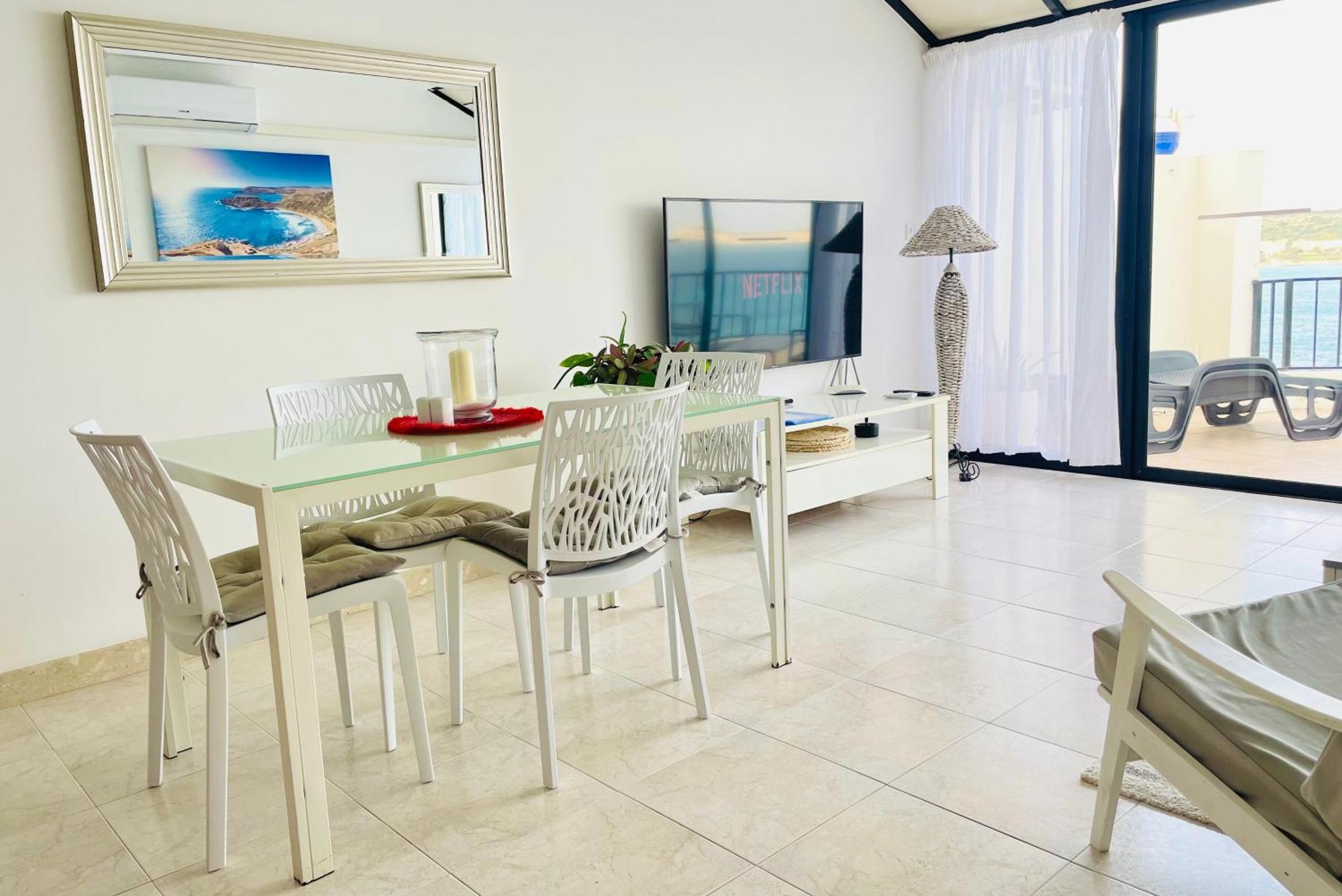 Seafront Apartment Terrace, Lounger & Panoramic Ocean Views เมลลิฮา ภายนอก รูปภาพ