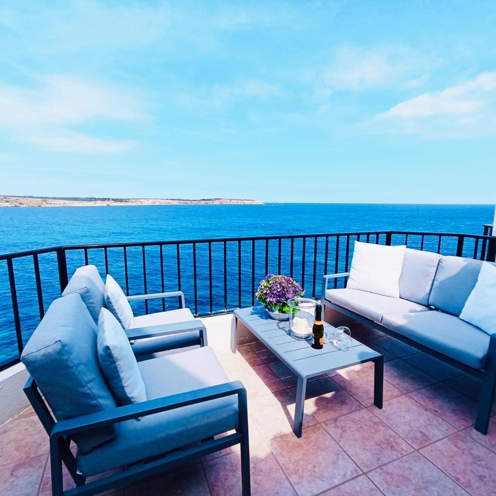 Seafront Apartment Terrace, Lounger & Panoramic Ocean Views เมลลิฮา ภายนอก รูปภาพ