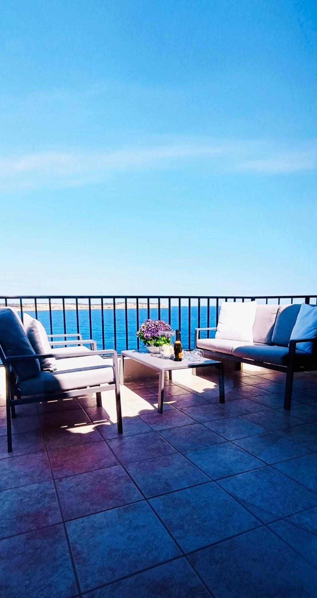Seafront Apartment Terrace, Lounger & Panoramic Ocean Views เมลลิฮา ภายนอก รูปภาพ